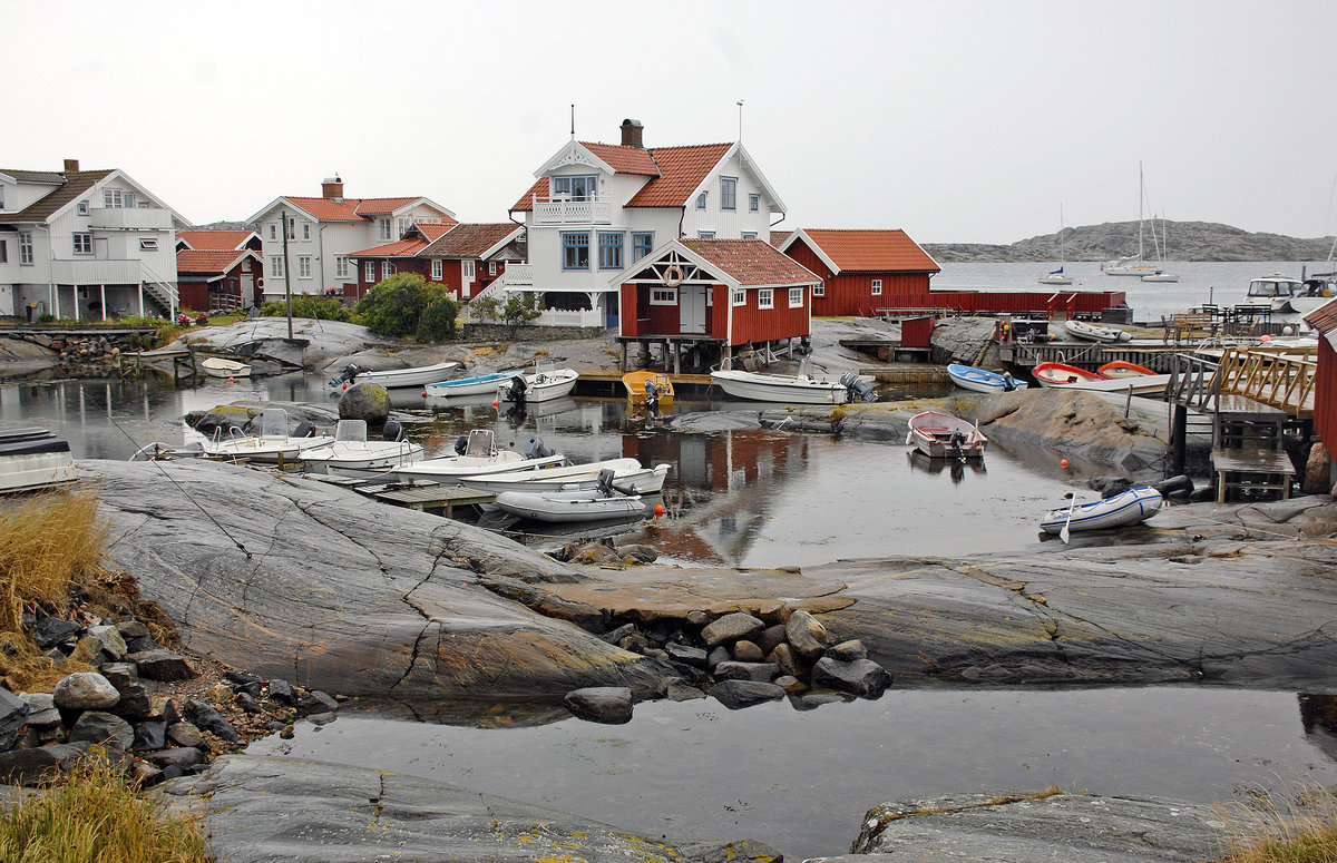 Kringn an der Scherenkste von Bohusln im westlichen Schweden ist ein Eldorado fr Freizeit-Segler und im Sommer gut besucht. Kringn seit den spten 1500er bewohnt, damals gab es rund 300 Einwohner, heute sind es noch etwa 130 Einwohner
Aufnahme: 3. August 2017.