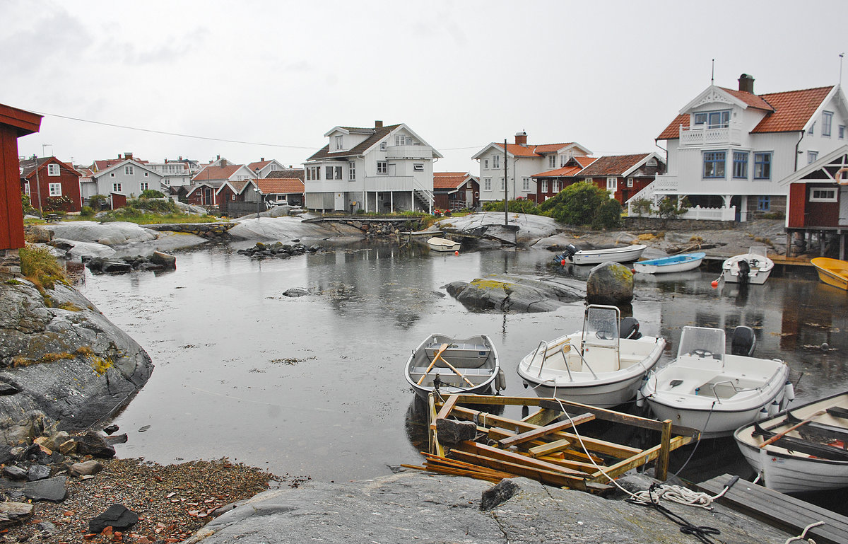 Kringn ist eine bewohnte Insel in Bohusln an der schwedischen Westkste. Kringn seit den spten 1500er bewohnt, damals gab es rund 300 Einwohner, heute sind es noch etwa 130 Einwohner, im Sommer jedoch steigt die Zahl der Menschen auf der Insel stark an.

Aufnahme: 3. August 2017.