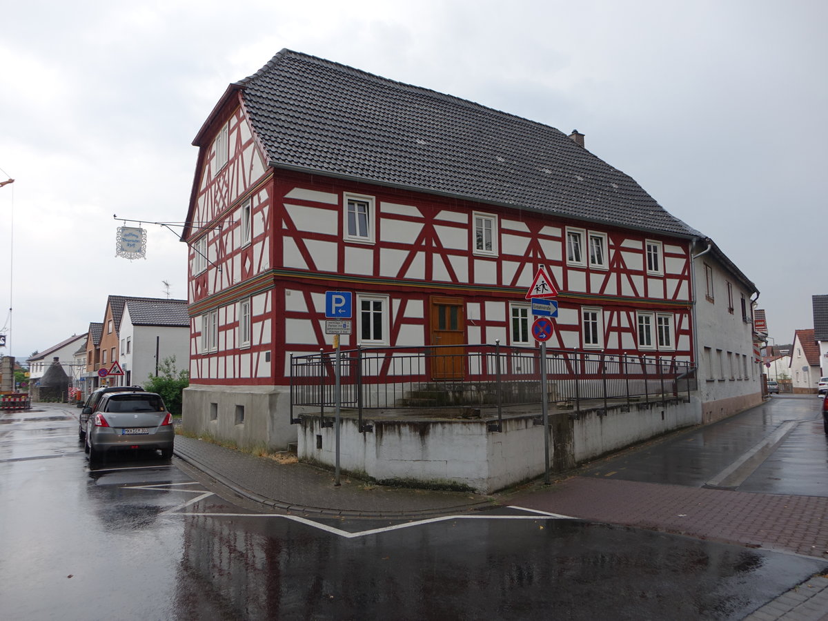 Kahl am Main, Gasthaus Bayrischer Hof, zweigeschossiges giebelstndiges Fachwerkhaus mit Halbwalmdach, erbaut im 17. Jahrhundert (13.05.2018)