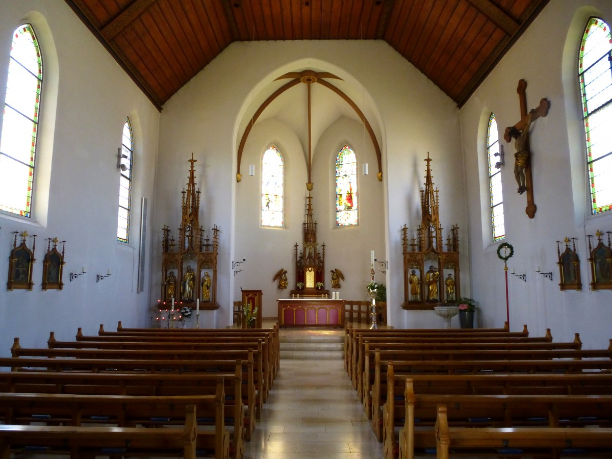 Kaiseraugst, Blick zum Altar in der katholischen Pfarrkirche, April 2015