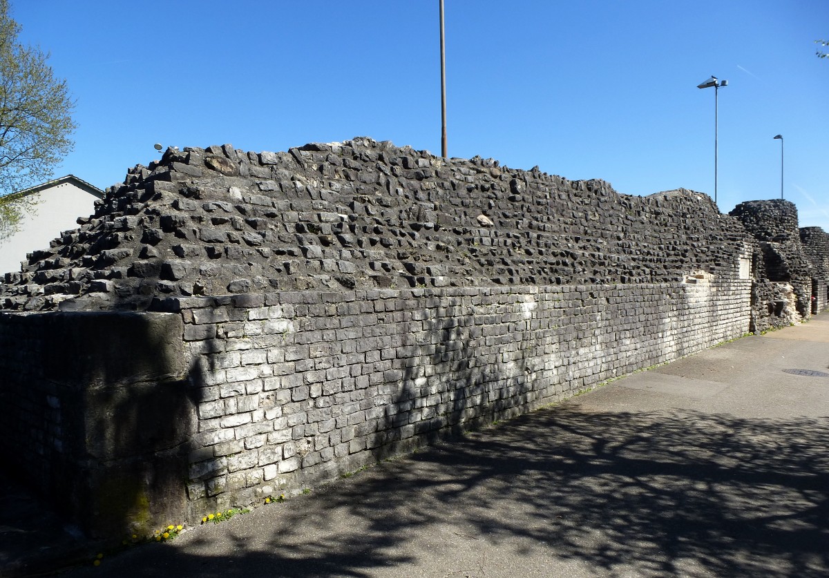 Kaiseraugst, Reste der antiken Rmerstadt, hier die Kastellmauer, April 2015