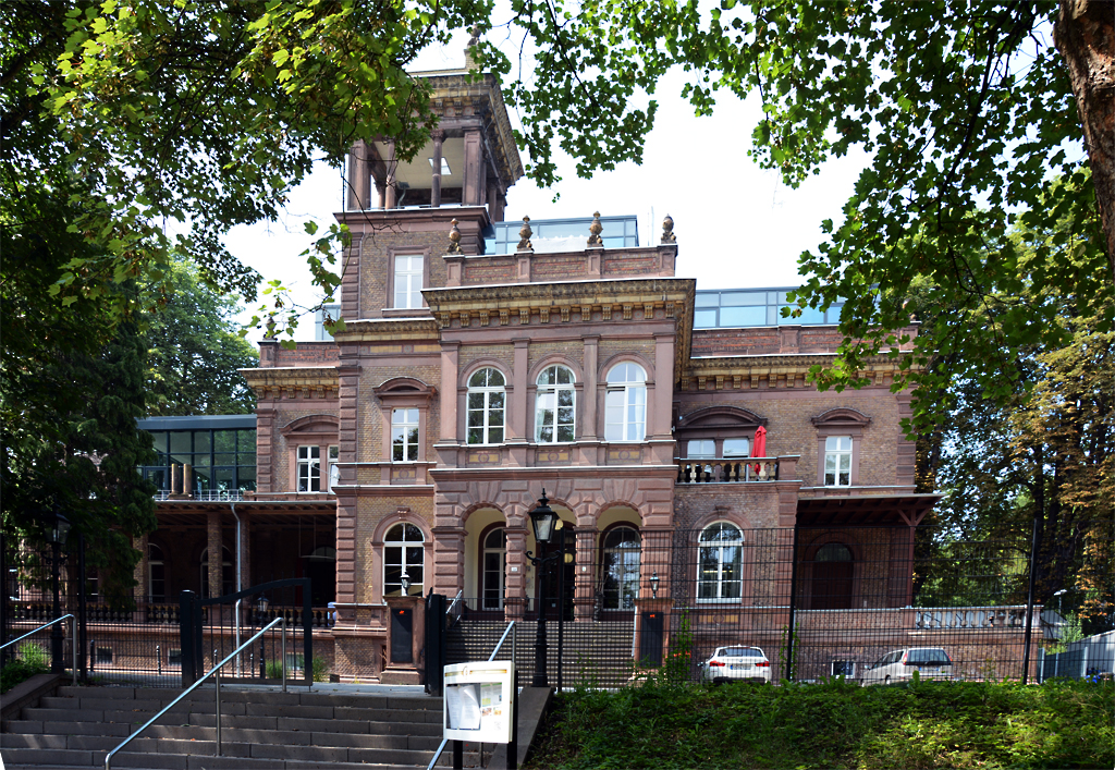 Kaiserbahnhof in Brhl-Kierberg. Als Zwischenaufenthalt mit eigenem Abstellgleis fr Kaiser Wilhelm I., anllich seiner jhrlichen Besuche zu den Herbstmanvern in der Eifel eingerichtet. 26.07.2014