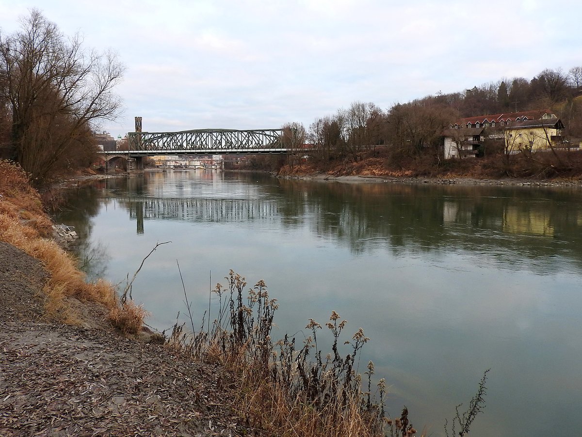 Kaiserin-Elisabeth-Brcke bei PA; besteht eigentlich aus zwei Fachwerkskonstruktionen (Bogen u. Kastenfachwerk), und verbindet die Bahnstrecke Wels-PASSAU ber den Inn, (Baujahr 1869; Lnge ca.110mtr.); 200105