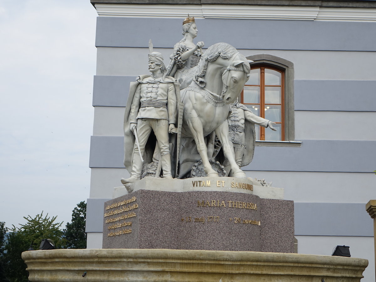 Kaiserin Maria Theresia Denkmal an der Barockfreitreppe von Schlo Halic (27.08.2019)