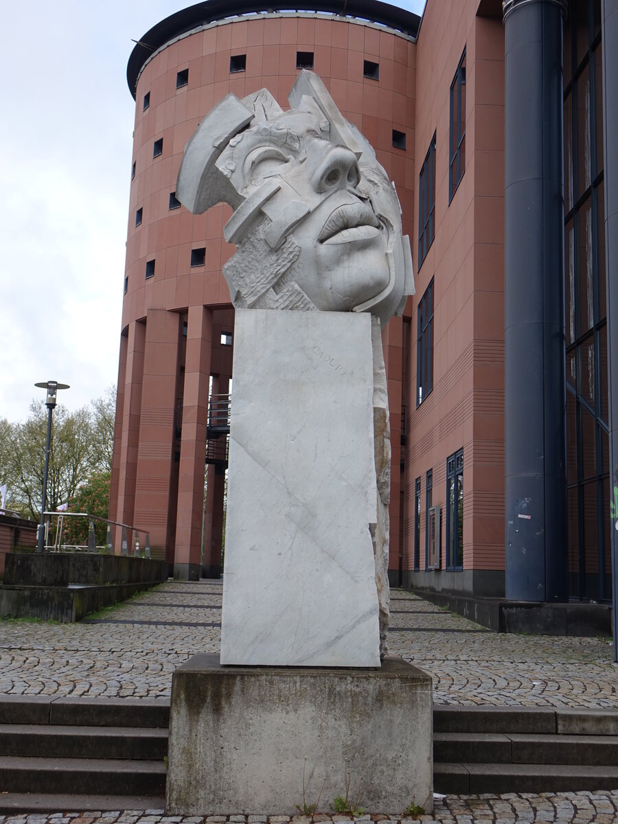 Kaiserslautern, Skulptur vor dem Pfalztheater in der Martin Luther Strae (16.05.2021)