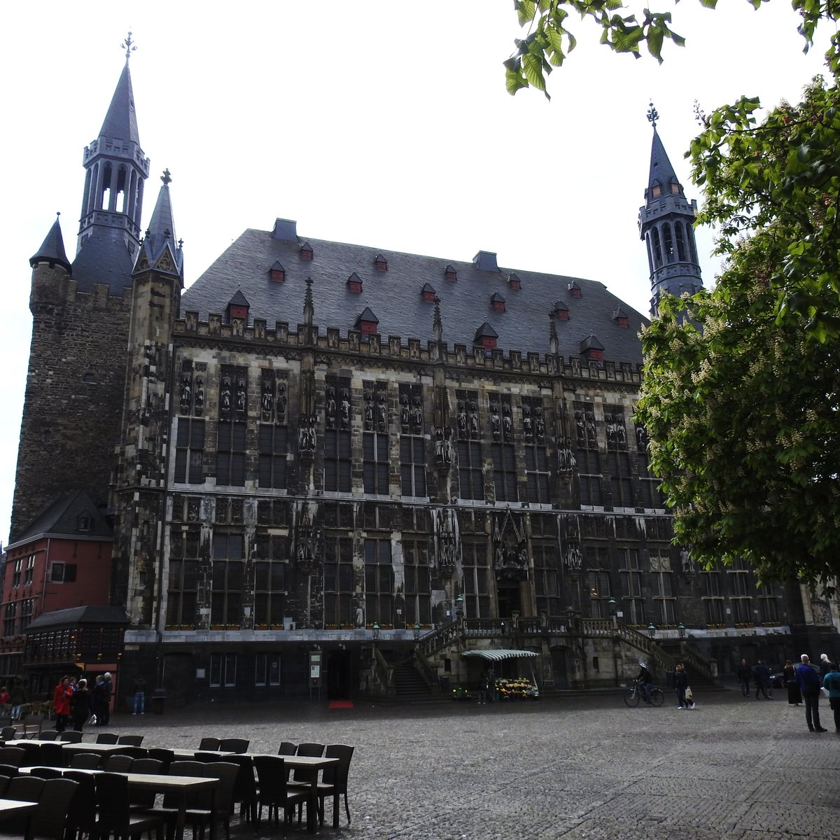 KAISERSTADT AACHEN-GOTISCHES RATHAUS
Neben dem Kaiserdom das markanteste Bauwerk der Stadt,1349 fertiggstellt-jhrlich wird hier hinter der mchtigen
Fassade im Krnungssaal der Internationale Karlspreis verliehen....hier am 28.4.2017