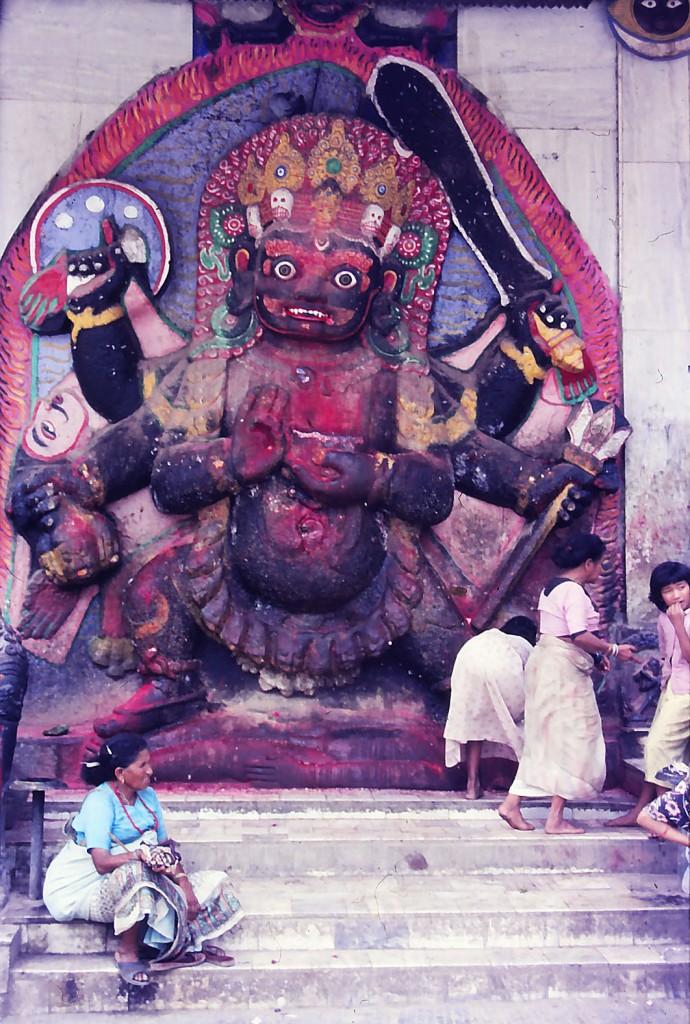Kala Bhairav ist eine Steinfigur von Shiva am Durbar Square in Kathmandu. Aufnahme: September 1988 (Bild vom Dia).