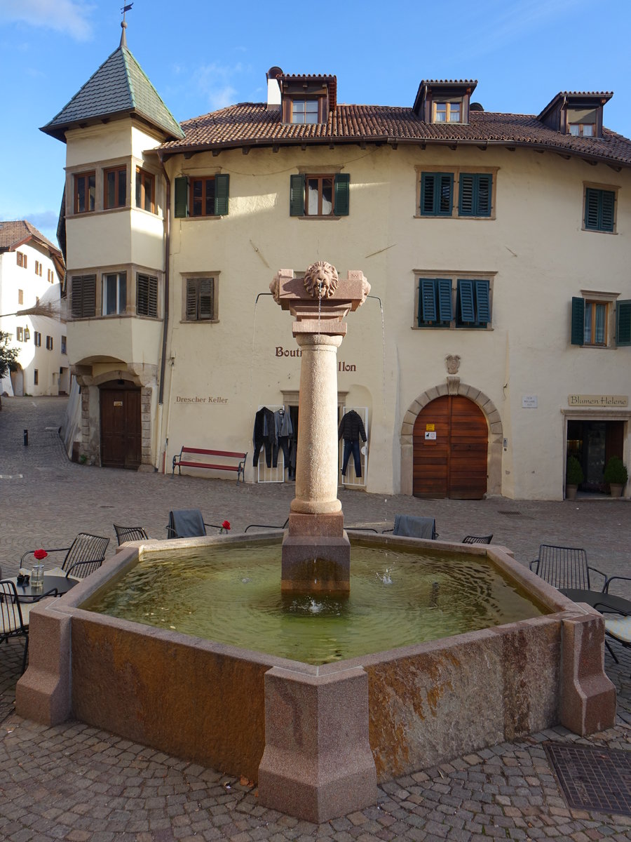 Kaltern a. d. Weinstrae, Brunnen in der Andreas Hofer Strae (27.10.2017)