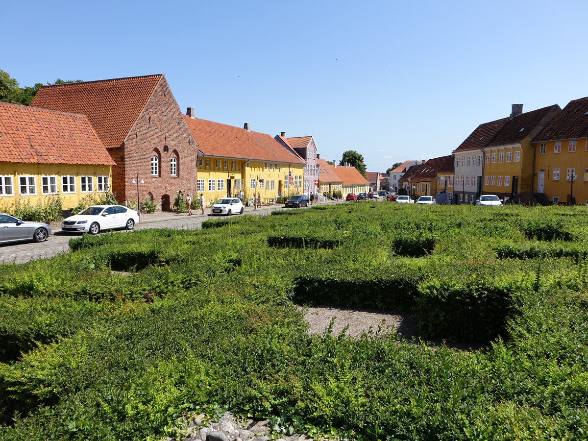 Kalundborg, Parterre Garten in der Adelgade, gestaltet 1953 durch den dnischen Gartenarchitekten C. Srensen, die Anlage ist mit einer Mischung aus Berberitze und immergrnen Liguster im geometrischen Muster bepflanzt (17.07.2021)