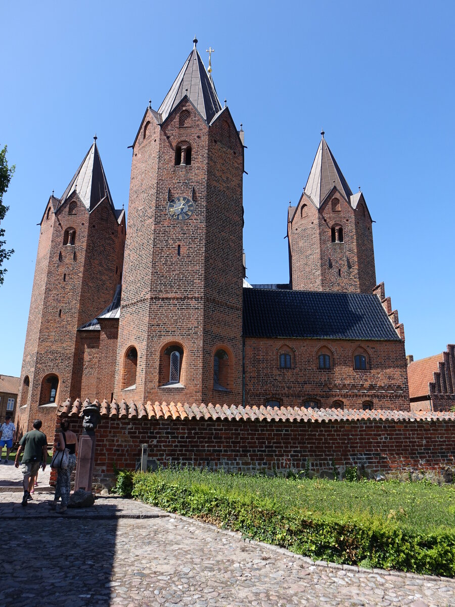 Kalundborg, Vor Frue Kirke oder Frauenkirche, erbaut von 1170 bis 1190 aus Backstein, der Grundri hat die Form eines griechischen Kreuzes, fnf Trme (17.07.2021)
