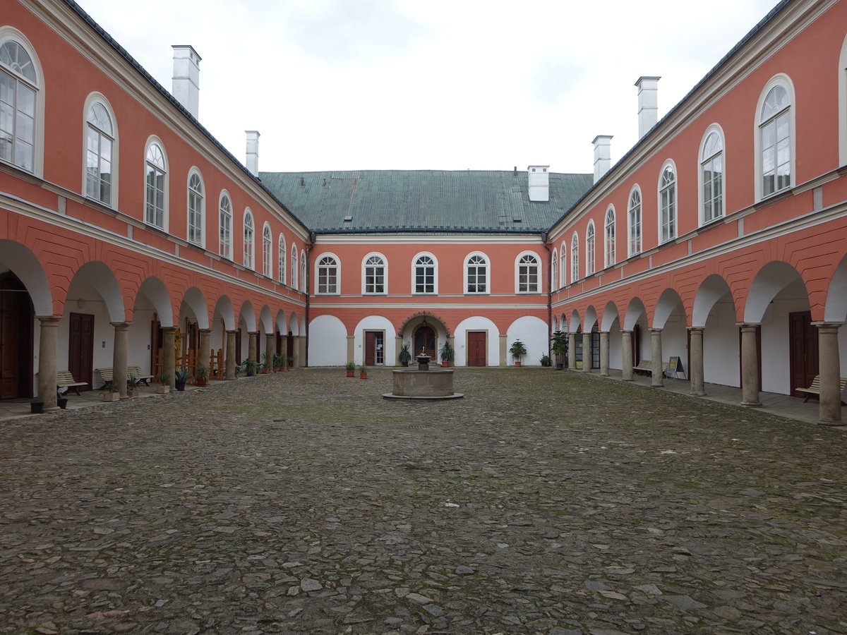 Kamenice nad Lipou, Innenhof des Renaissance Schloss, wurde von 1839 bis 1842 dem klassizistischen Zeitgeschmack angepasst (28.05.2019)