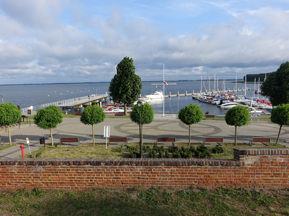 Kamien Pomorski / Cammin, Ausblick auf den Yachthafen mit Teil der Stadtmauer (01.08.2021)