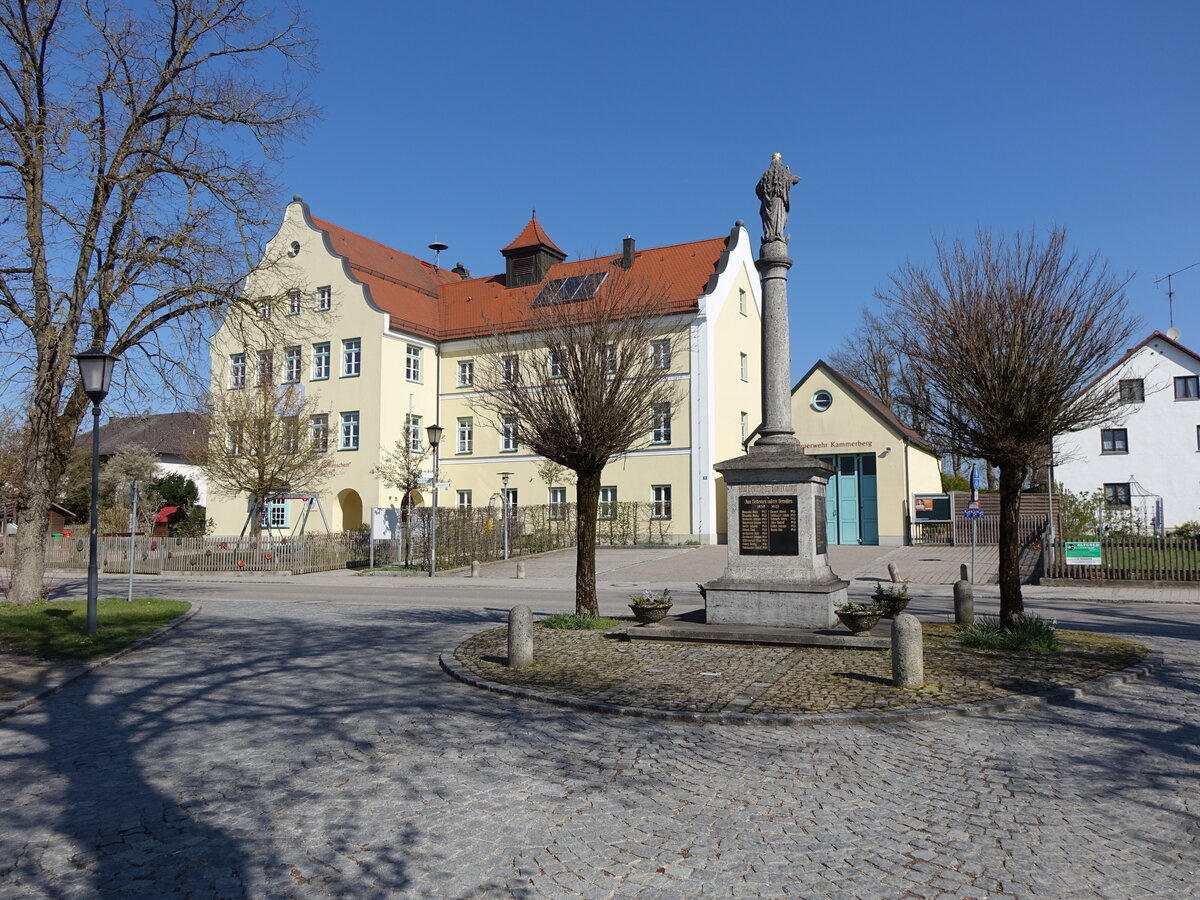 Kammerberg, Kriegerdenkmal, Gemeindekindergarten und kleines Feuerwehrhaus an der Mnchner Strae (19.04.2015)