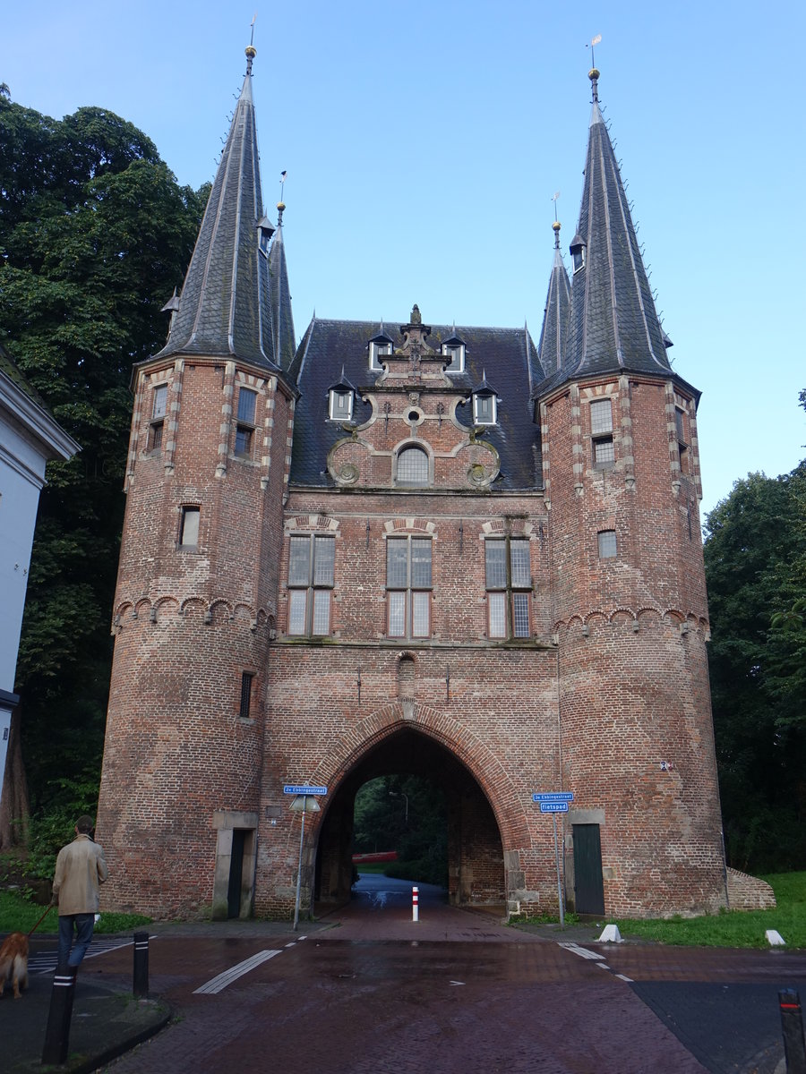 Kampen, Broederpoort, die 4 Ecktrme des Tores entstanden 1465, umgestaltet 1615 durch Thomas Berendsz (24.07.2017)