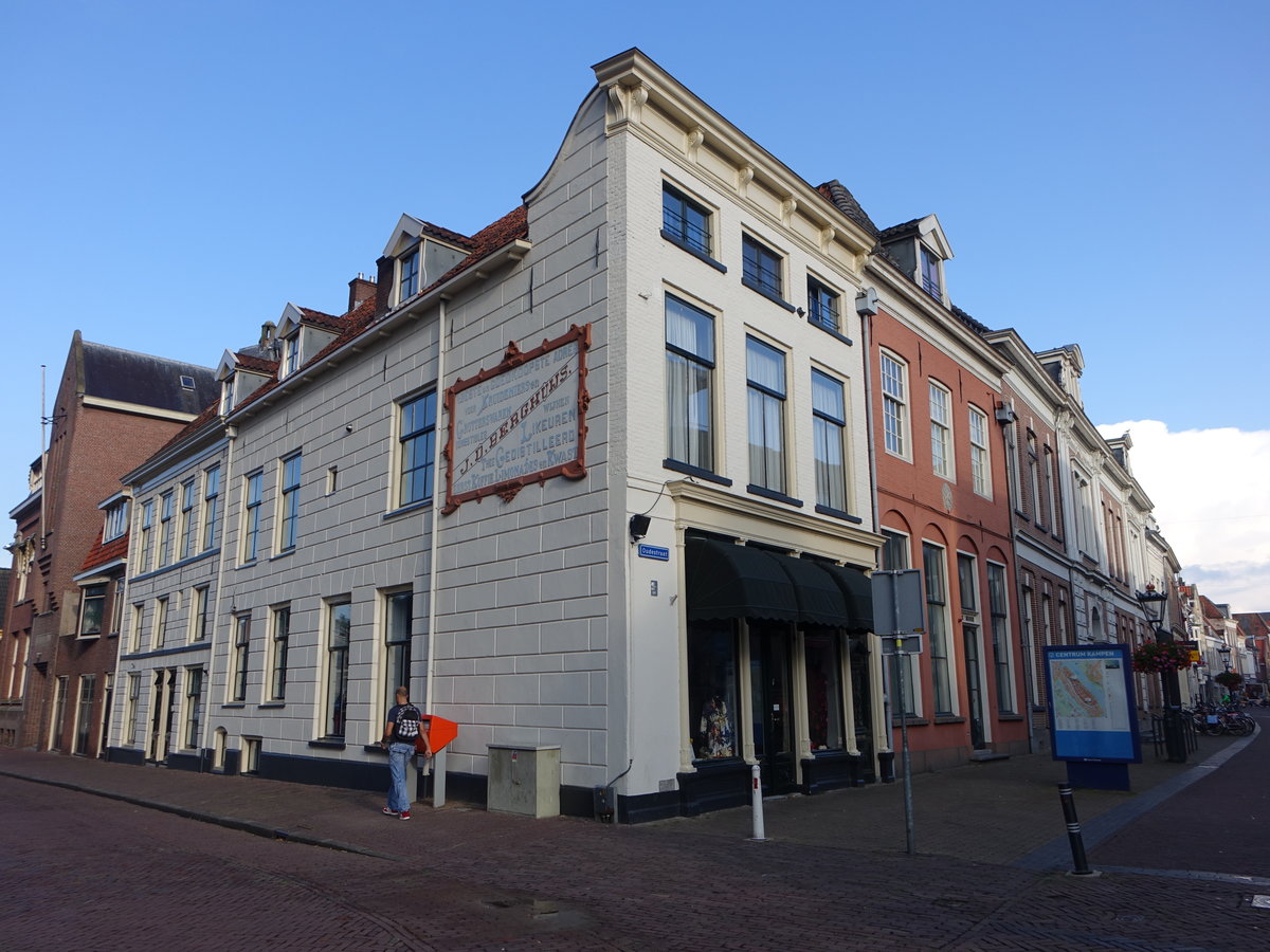 Kampen, historische Huser in der Oude Straat in der Altstadt (24.07.2017)