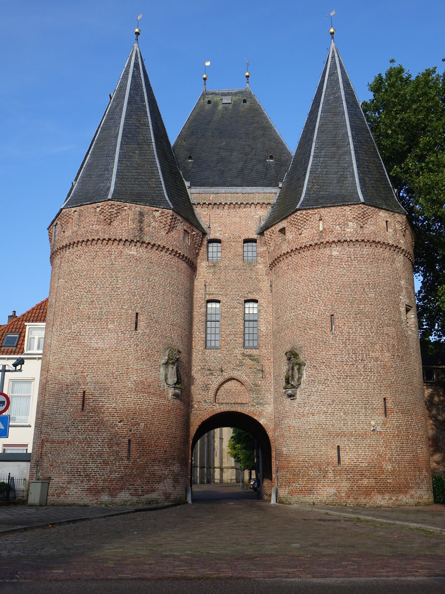 Kampen, Koornmarktpoort, erbaut im 14. Jahrhundert, runde Ecktrme aus dem 15. Jahrhundert (24.07.2017)