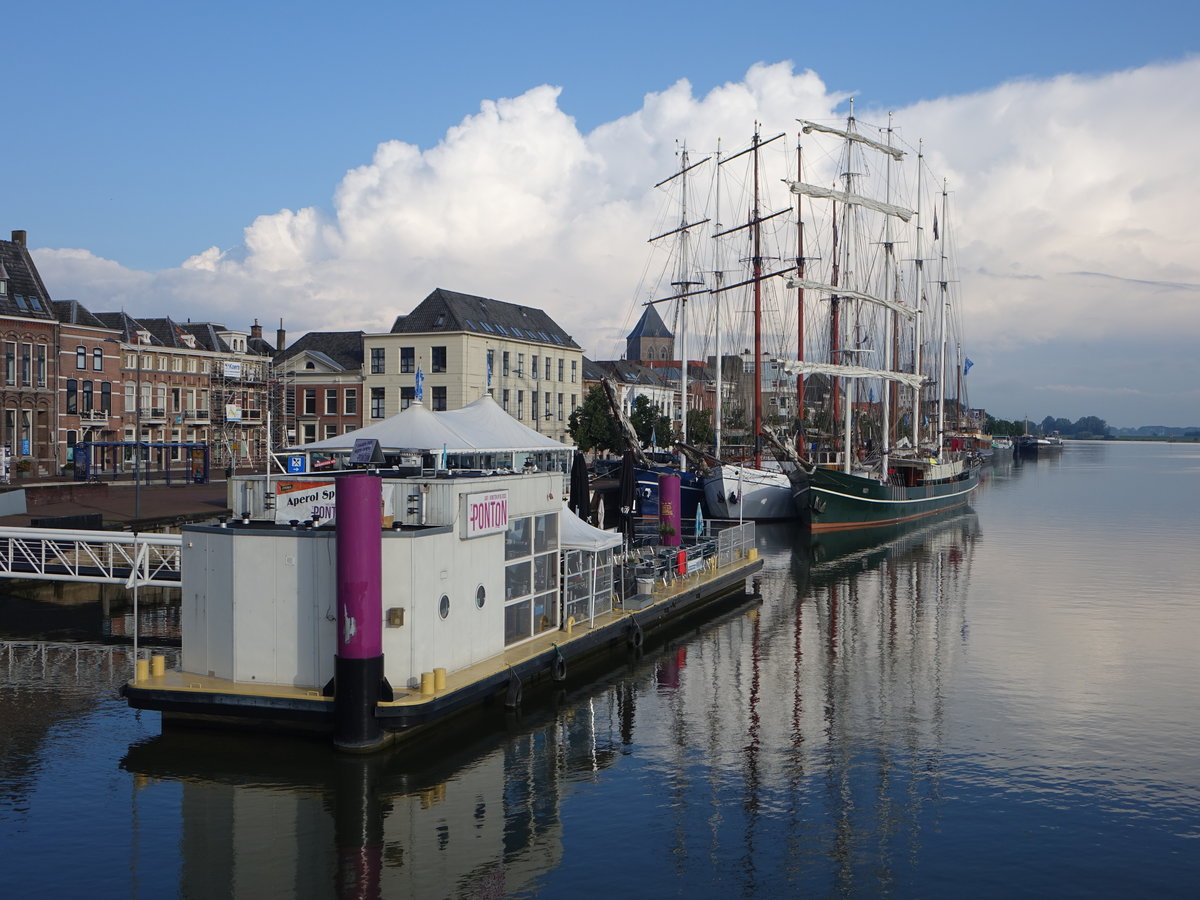 Kampen, Segelschiffe an der Promenade Ijsselkade (24.07.2017)