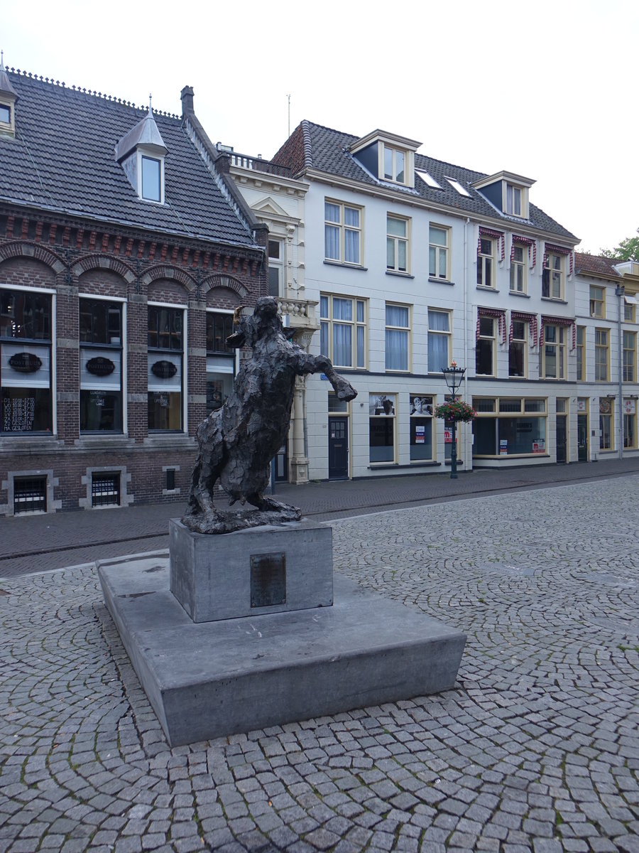 Kampen, Skupltur in der Oudestraat in der Altstadt (24.07.2017)