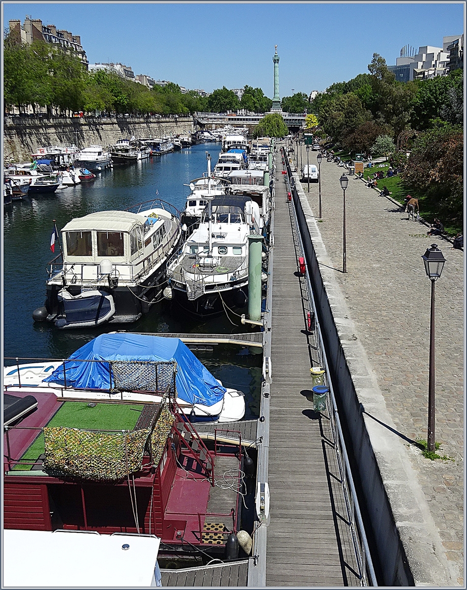 Kanal St-Martin mit der Bastille im Hintergrund. Bei der dortigen Mtro-Station verschwindet der Kanal im Untergrund. 

15. Mai 2019