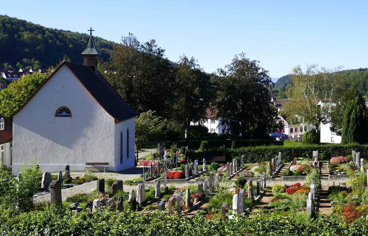 Kandern, Blick von der katholischen Kirche ber den Friedhof mit der Friedhofskapelle links, Sept.2020