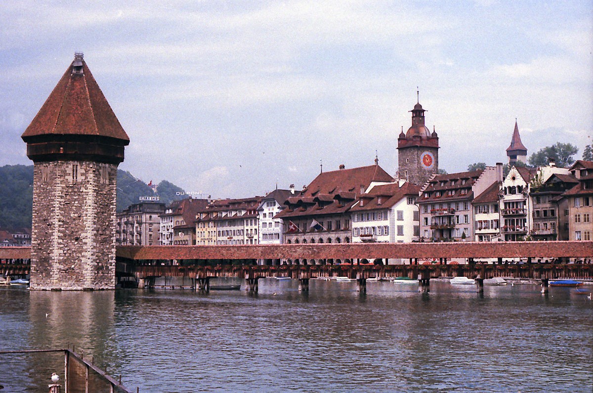 Kapellbrcke ber der Reuss und die Luzerner Altstadt. Aufnahme: Juli 1984 (digitalisiertes Negativfoto).