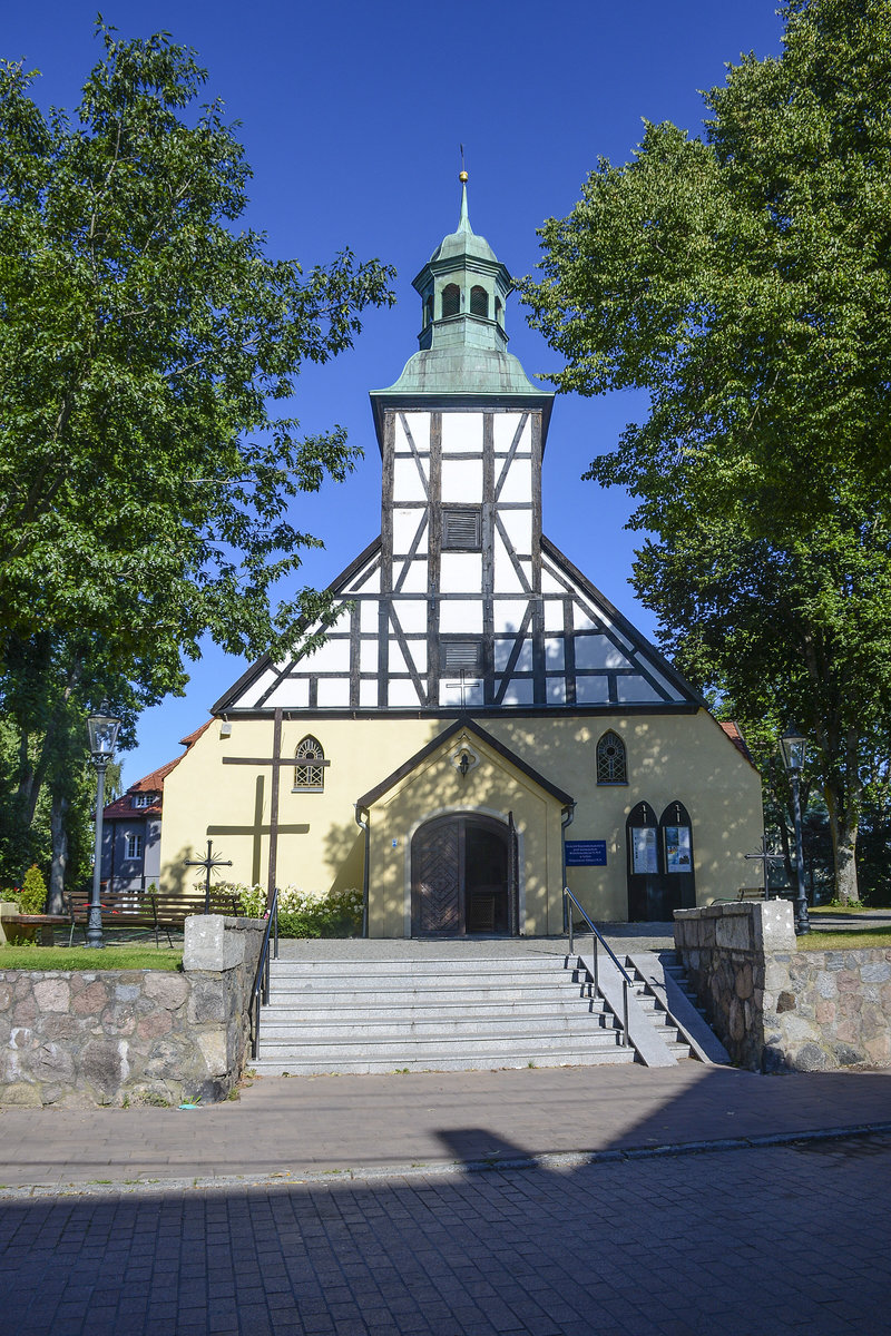 Kapelle (bis 1945 evangelisch) in der Kleinstadt Łeba an der polnischen Ostseekste. Aufnahme: 18. August 2020.