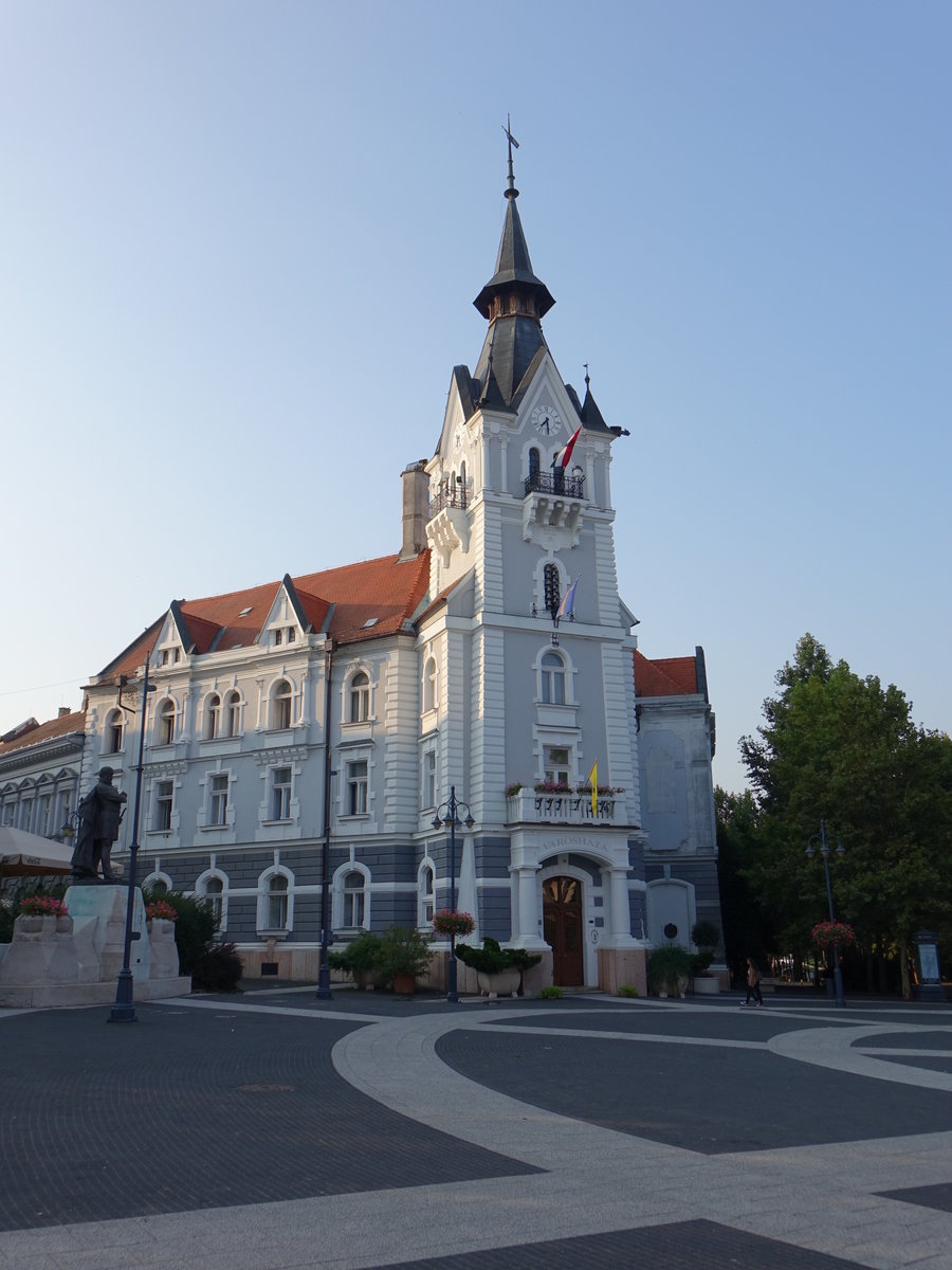 Kaposvar, Rathaus, erbaut 1903 am Kossuth Ter im elektischen Stil (31.08.2018)