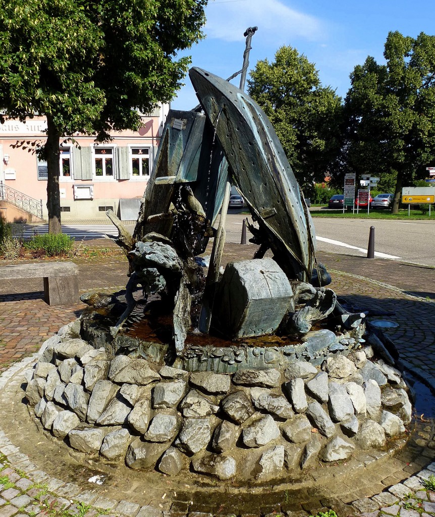 Kappel, der Fleschuff-Brunnen von 1993, erinnert an den Ort als Fischerdorf, Aug.2014