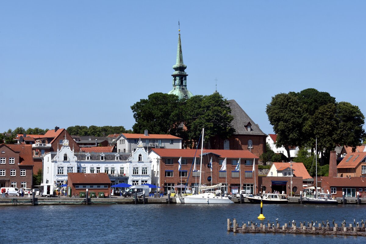 KAPPELN (Kreis Schleswig-Flensburg), 17.07.2021, Blick vom Ostufer der Schlei auf die Innenstadt mit Turm der Nikolaikirche