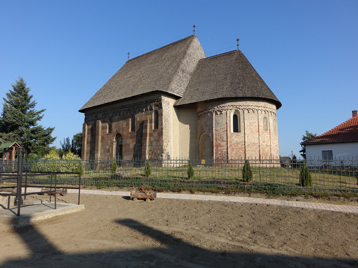 Karcsa, romanische St. Terez Kirche, erbaut im 12. Jahrhundert (07.09.2018)