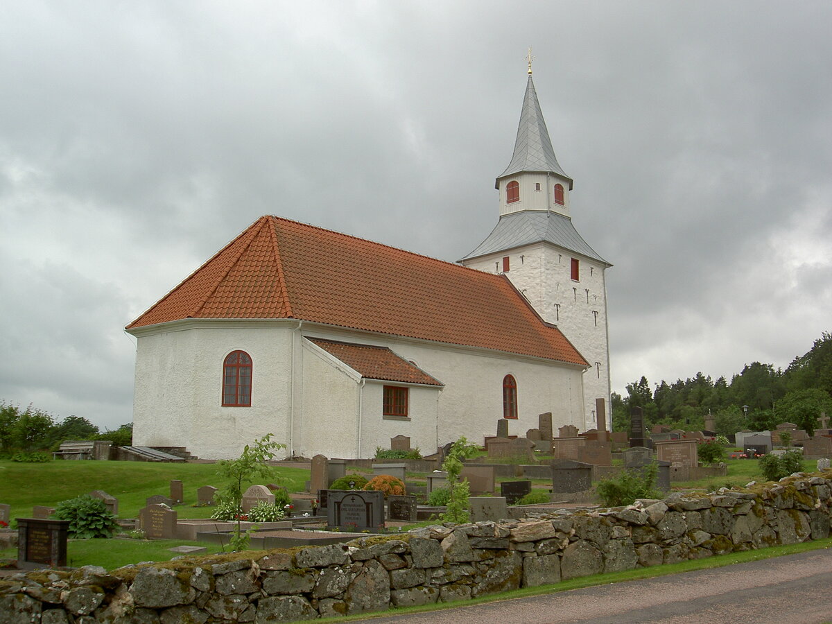 Kareby, evangelische Kirche, erbaut im 14. Jahrhundert, verlngert 1672, Kirchturm erbaut von 1669 bis 1683 (22.06.2013)
