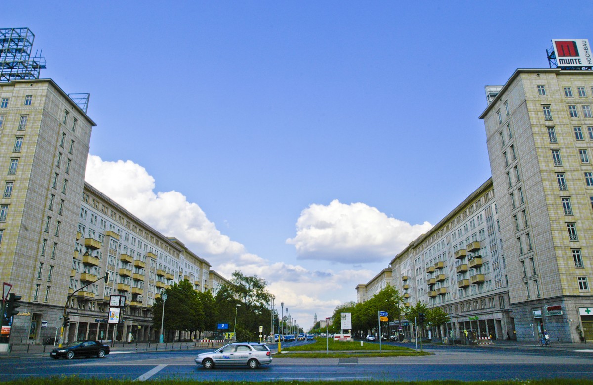 Karl-Marx-Allee in Berlin-Friedrichshain vom Strausberger Platz gesehen.Aufnahme: 3. Mai 2008.