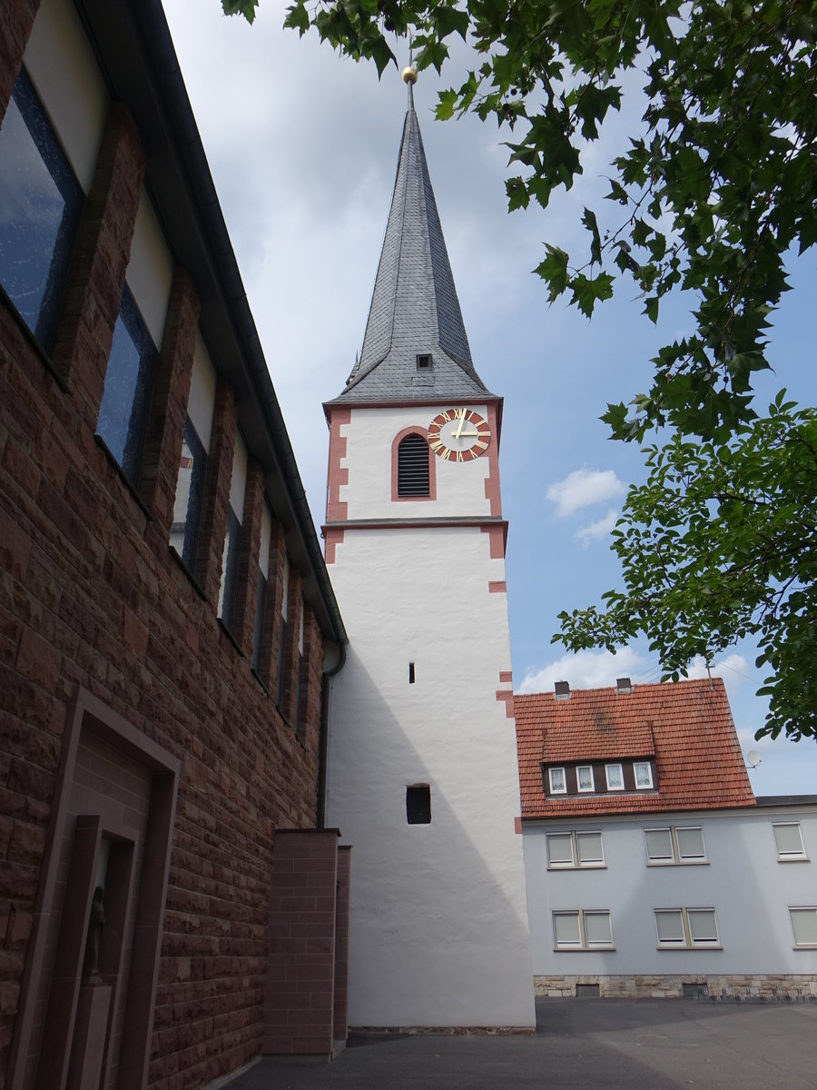 Karlburg, Katholische Pfarrkirche St. Johannes der Tufer, sptgotischer Kirchturm, dreischiffiger Stahlbetonbau von 1960 (15.08.2017)