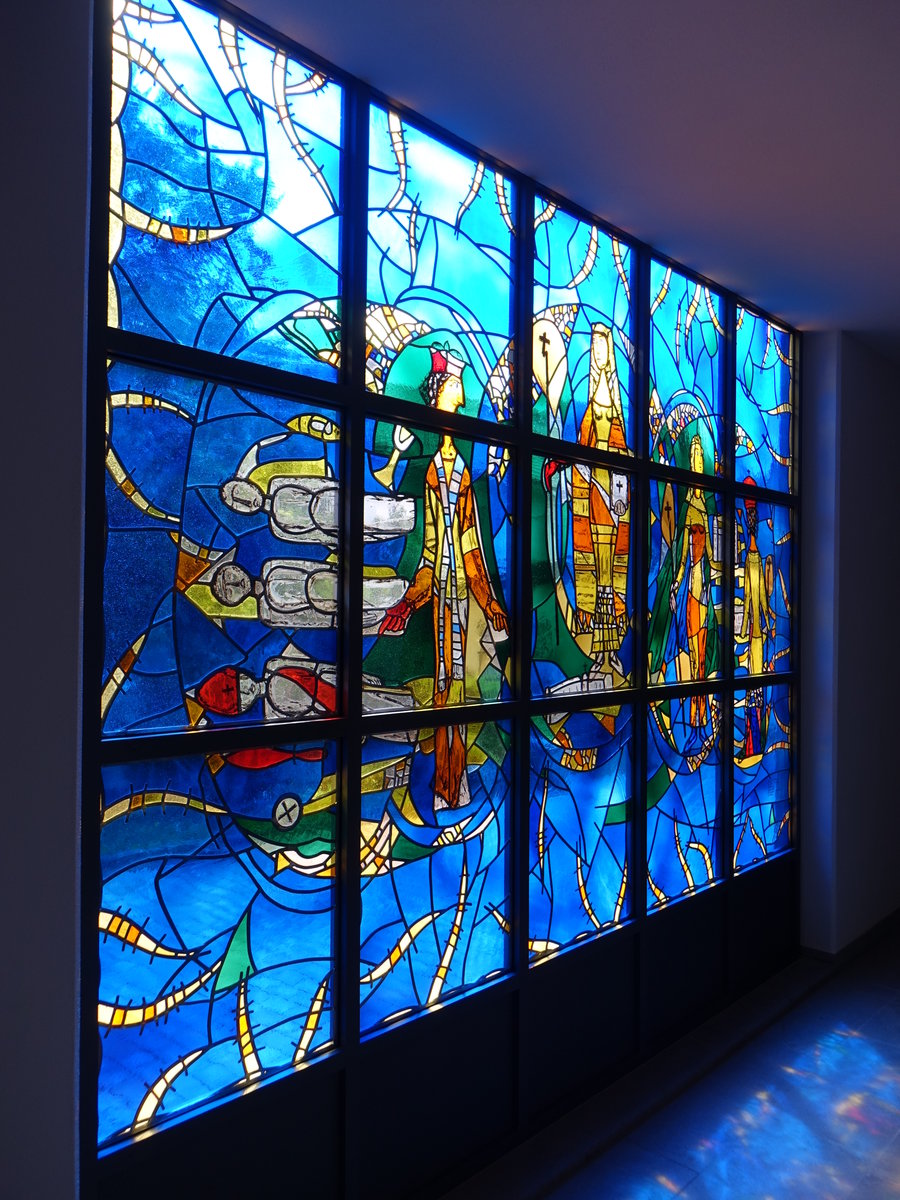 Karlburg, modernes Glasfenster in der kath. Pfarrkirche St. Johannes (15.08.2017)