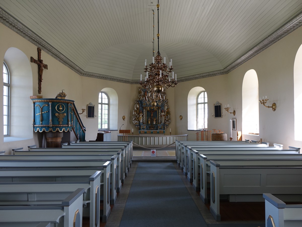Karleby, Innenraum der Ev. Kirche, Triump Kreuz von 1200 ber der Kanzel, mittelalterlicher Sandstein Taufstein, Kronleuchter von 1700 (14.06.2015)