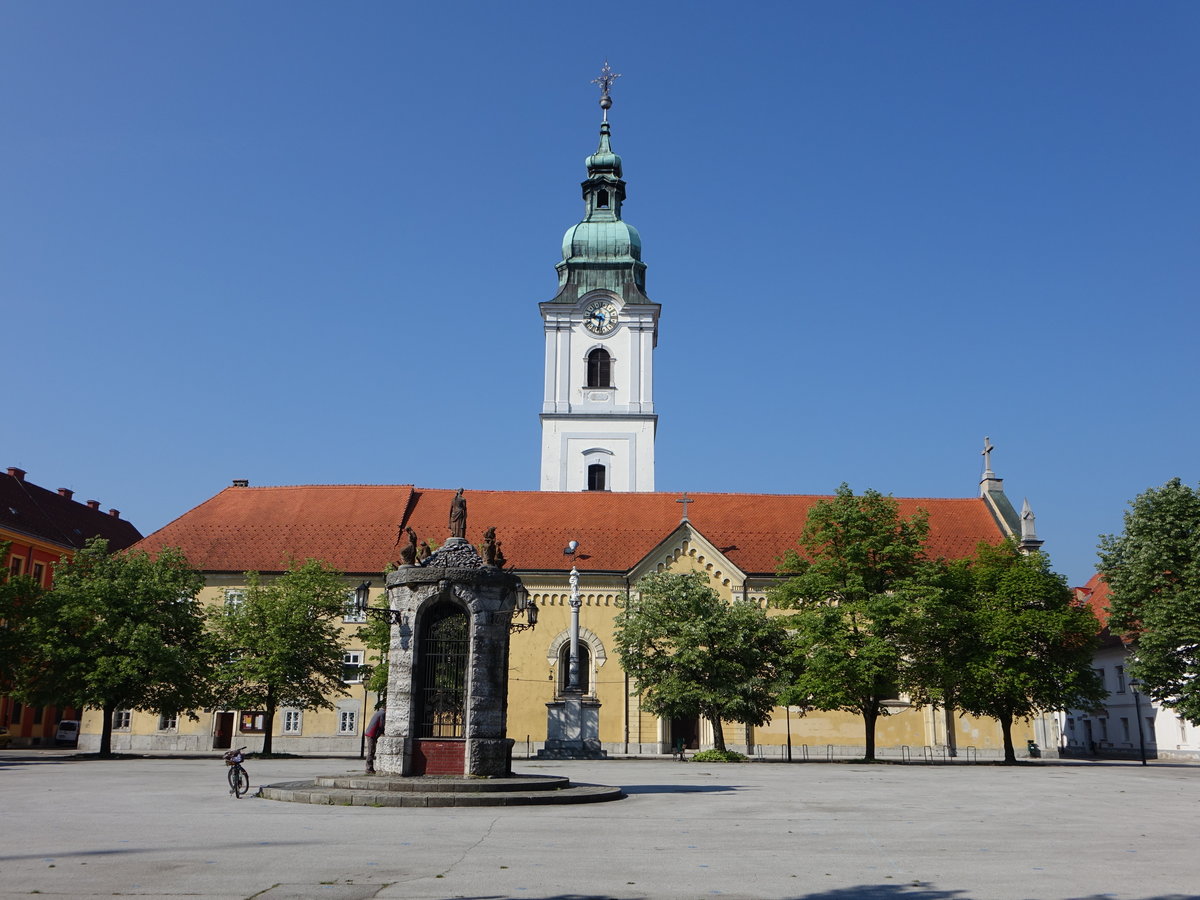 Karlovac, Dreifaltigkeitskirche mit Brunnen und Pestsule, erbaut ab 1693 durch Josip Stiller (01.05.2017)