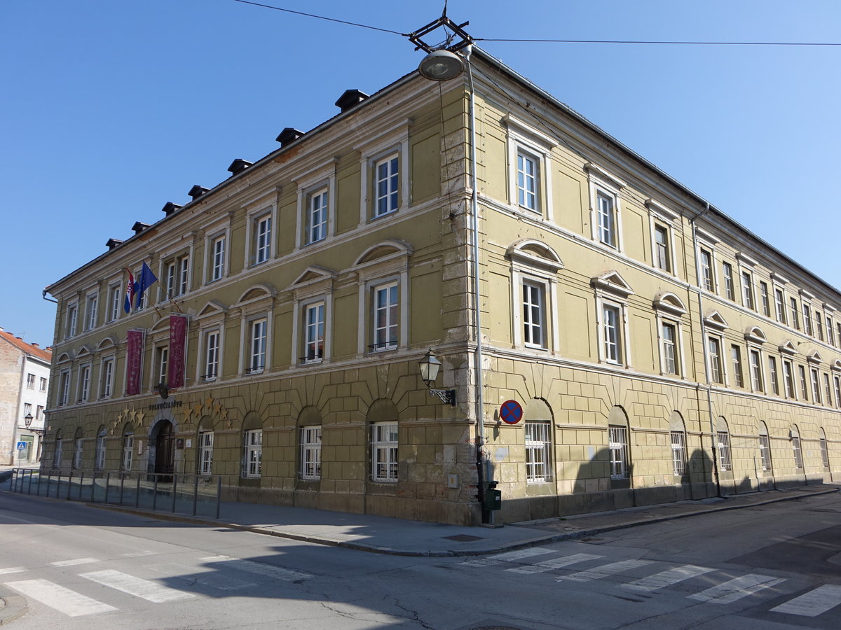 Karlovac, ehem. Kadettenschule, erbaut im 18. Jahrhundert als Sitz des Karlovacer Militrkommandos (01.05.2017)