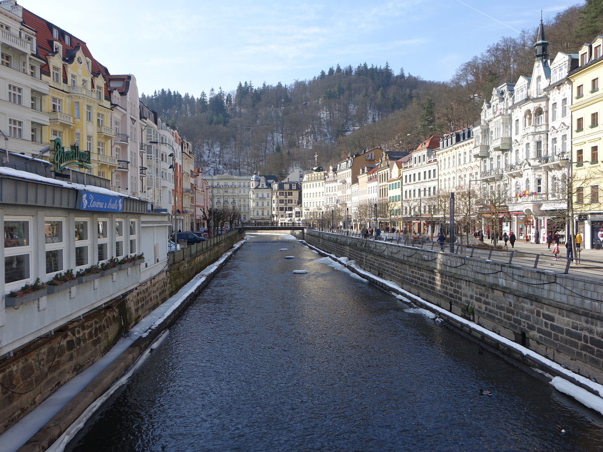 Karlsbad, Huser entlang der Eger in Stadtzentrum (19.02.2017)