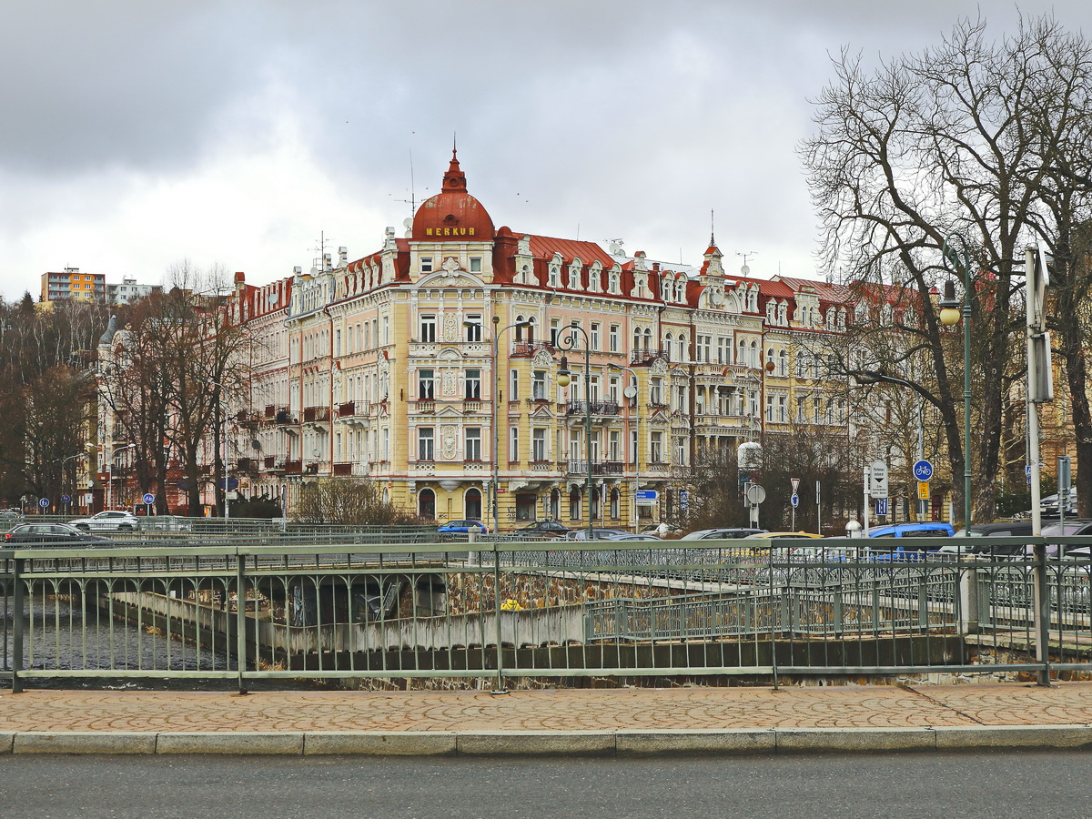 Karlsbad, Karlovarsk kraj gesehen vom Bahnhof am 22. Februar 2019.