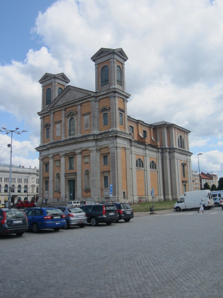 Karlskrona, Fredrikskyrkan, erbaut 1744 durch Nicodemus Tessin im ital. Barockstil, 
im Sdturm ein Glockenspiel mit 35 Glocken (12.07.2013)