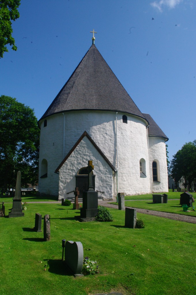 Karlskrona, Rundkirche von Hagby, erbaut im 12. Jahrhundert, eine von acht noch 
erhaltenen schwedischen Rundkirchen (12.07.2013)