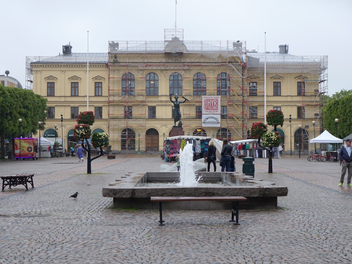 Karlstad, Rathaus am Stora Torget mit Friedensmonument (18.06.2015)