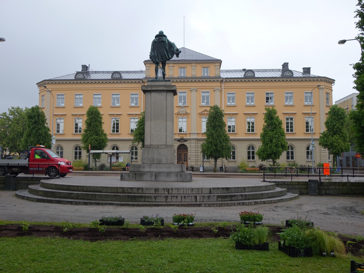 Karlstad, Residenz mit Statue von Herzog Karl, erbaut 1782, Statue geschaffen von Christian Erikson 1926 (18.06.2015)