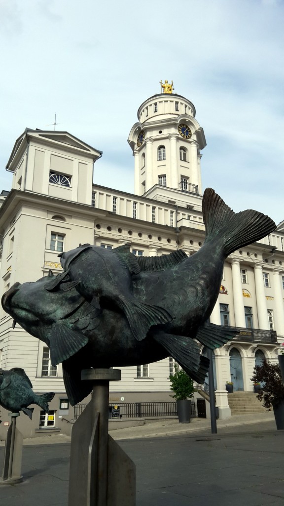 Karpfenpfeifer Brunnen bzw. ein Karpfen von Brunnen in Zeulenroda. Foto 31.05.15