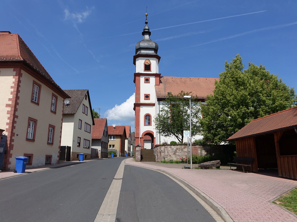 Karsbach, kath. Pfarrkirche St. Gertrud, Saalkirche mit eingezogenem Dreiseitchor und Satteldach sowie Fassadenturm, erbaut bis 1726 (26.05.2018)