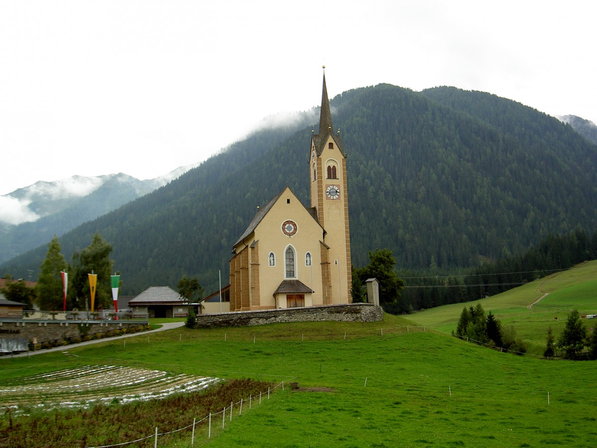 Kartitsch, sptgotische St. Leonhard Kirche, erbaut im 15. Jahrhundert an der Stelle eines Vorgngerbaus von 1386 (18.09.2014)