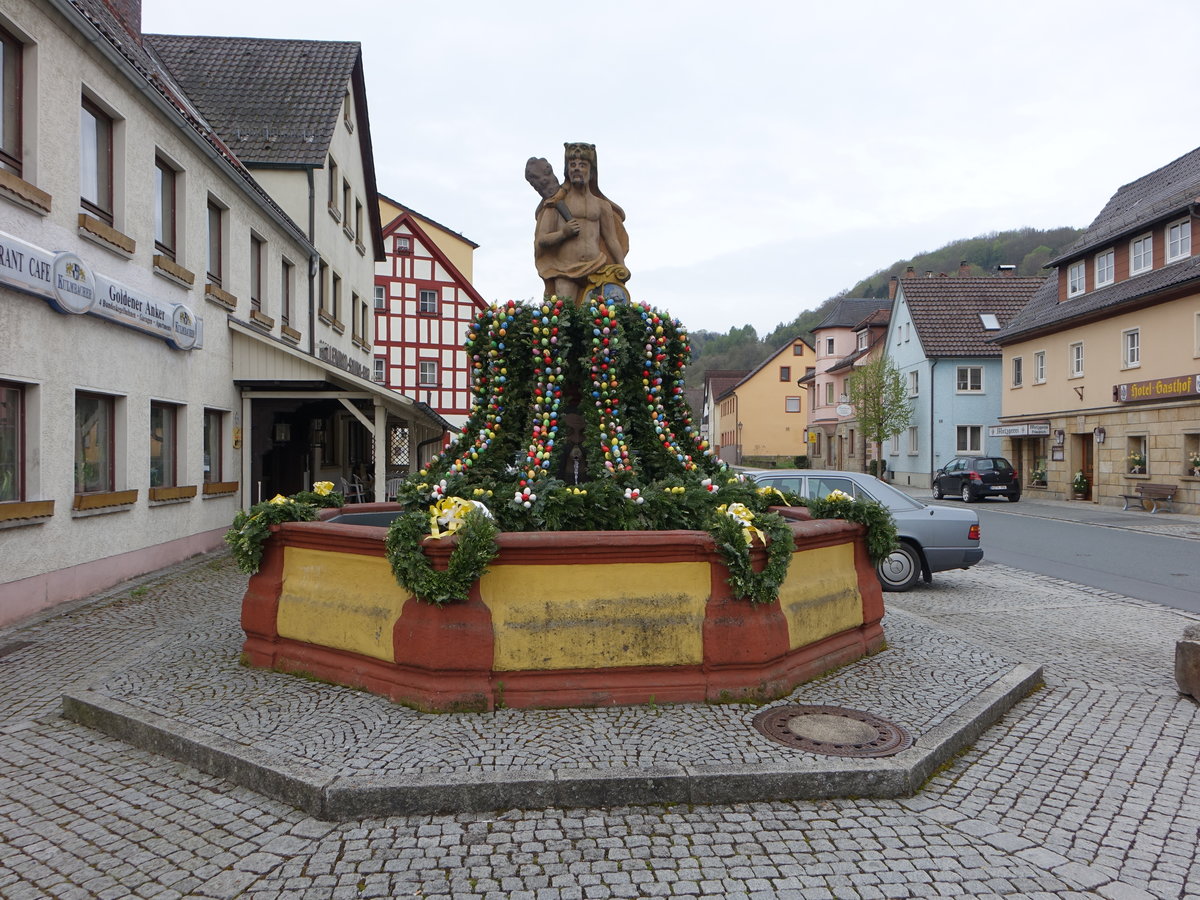 Kasendorf, Herkulesbrunnen am Marktplatz, erbaut 1737 (16.04.2017)