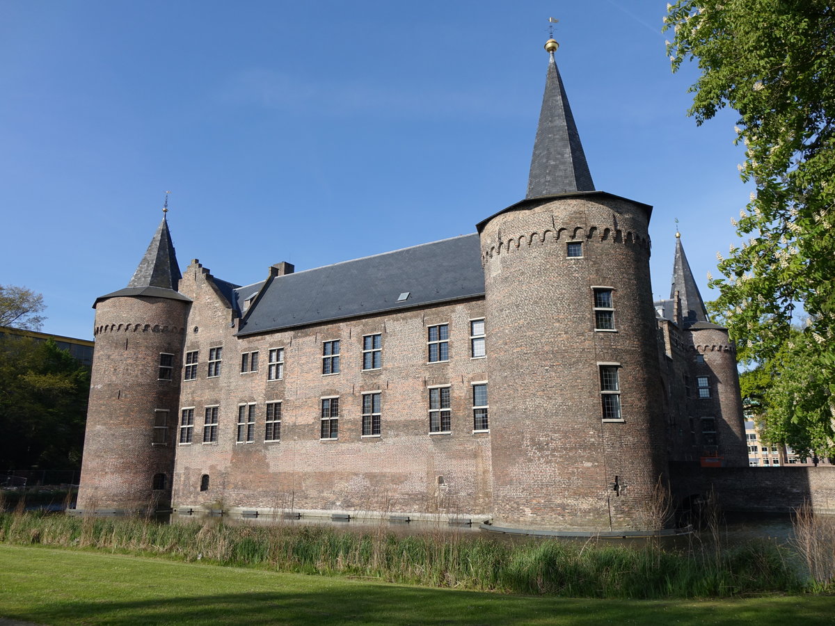 Kasteel Helmond, erbaut ab 1400, Neubau nach Brand im Jahr 1549 mit sptgotischen Trmen (06.05.2016)