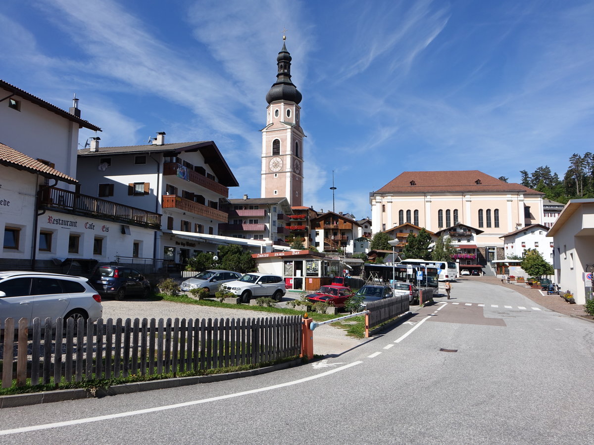 Kastelruth, Pfarrkirche St. Peter und Paul Kirche, dreischiffige klassizistische Kirche, erbaut von 1846 bis 1849 (14.09.2019)