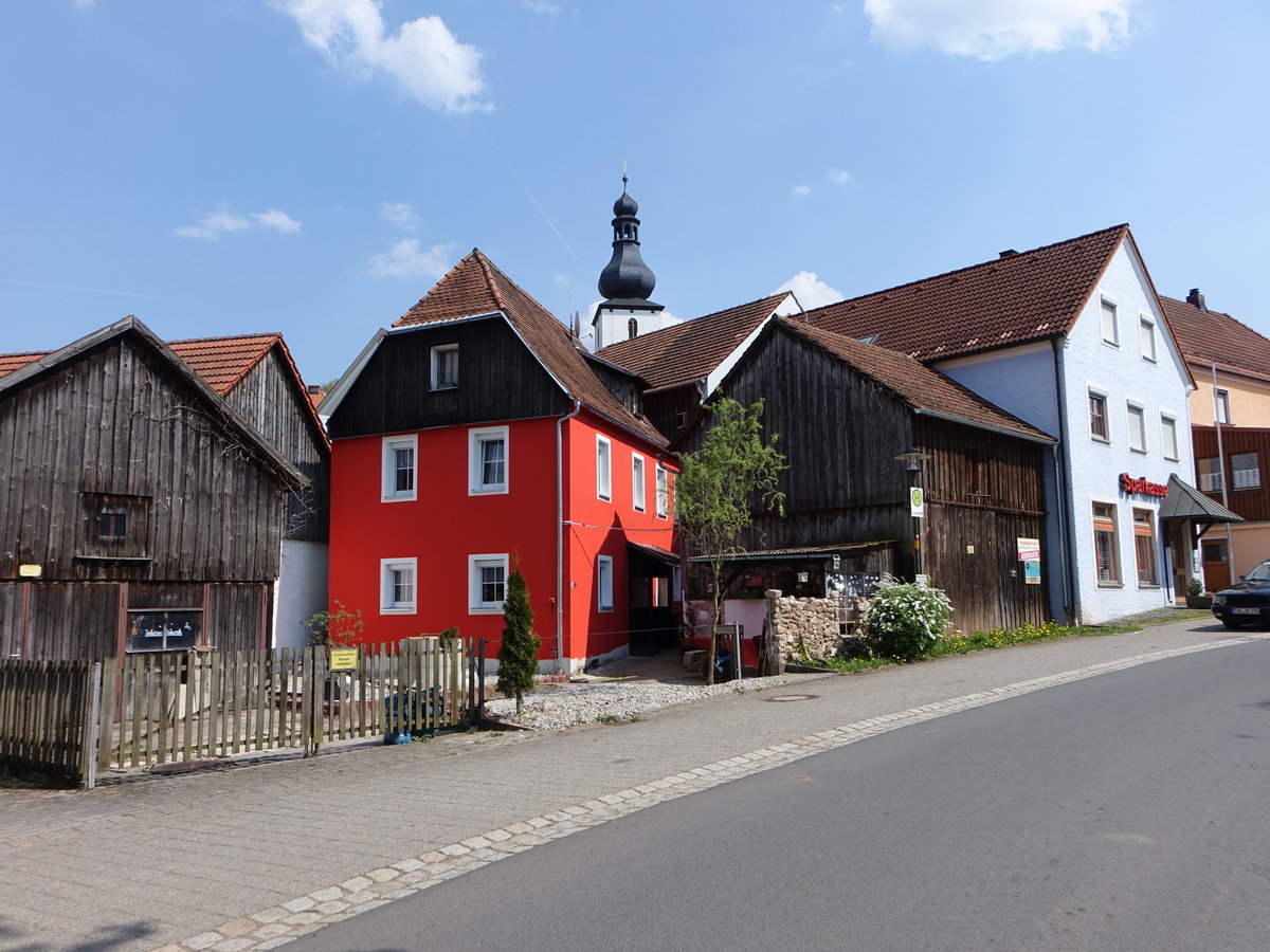 Kastl, Gebude und Kirchturm der St. Margaretha Kirche in der Hauptstrae (22.04.2018)
